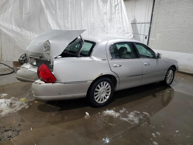 1LNHM81W24Y665543 - 2004 LINCOLN TOWN CAR EXECUTIVE Silber Foto 3
