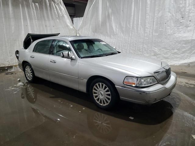 1LNHM81W24Y665543 - 2004 LINCOLN TOWN CAR EXECUTIVE Silber Foto 4