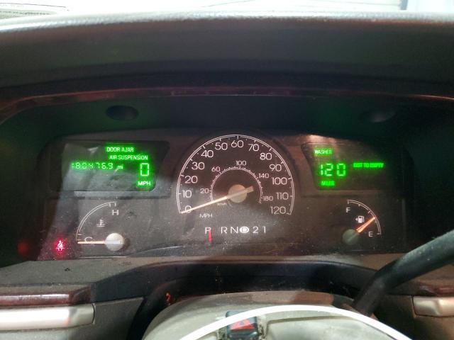 1LNHM81W24Y665543 - 2004 LINCOLN TOWN CAR EXECUTIVE Silber Foto 9