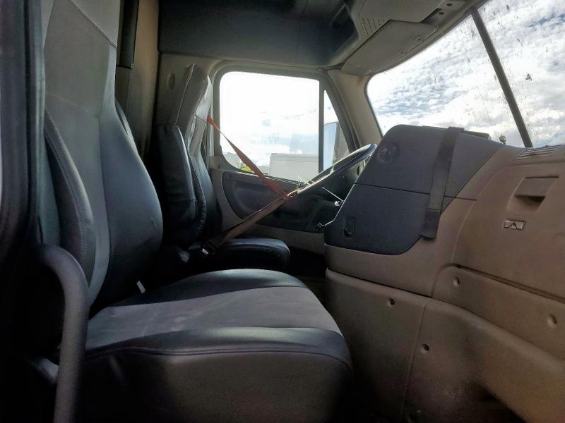 3AKJGLDR0JSJK5409 - 2018 FREIGHTLINER CASCADIA 1 WHITE photo 9