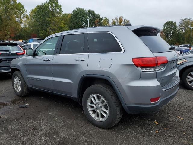 1C4RJFAG6JC163058 - 2018 JEEP GRAND CHER LAREDO SILVER photo 2