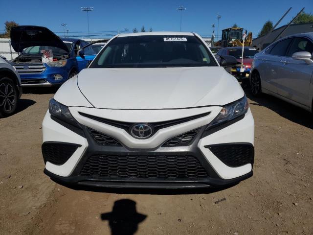 4T1G11AK4MU475534 - 2021 TOYOTA CAMRY SE WHITE photo 5