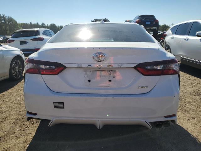 4T1G11AK4MU475534 - 2021 TOYOTA CAMRY SE WHITE photo 6