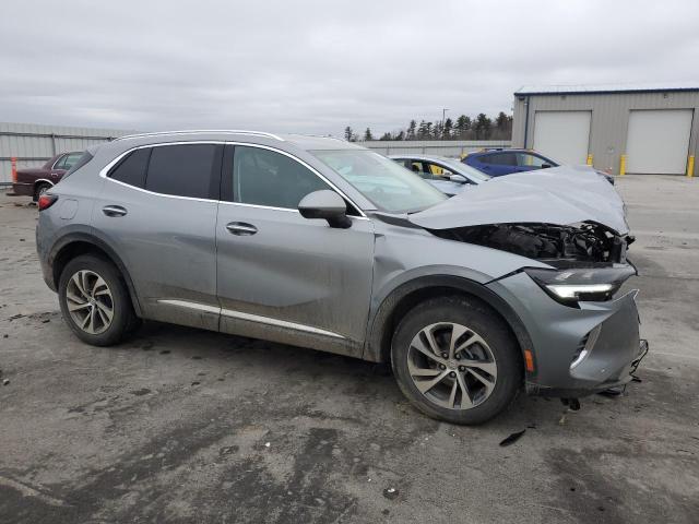 LRBFZPR47PD166497 - 2023 BUICK ENVISION ESSENCE Մոխրագույն լուսանկար 4