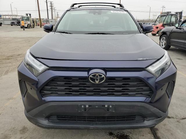 2T3W1RFV1NW221026 - 2022 TOYOTA RAV4 XLE BLUE photo 5