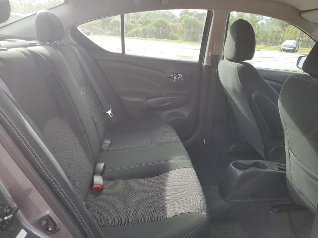 3N1CN7AP9JL833807 - 2018 NISSAN VERSA S ნაცრისფერი ფოტო 10