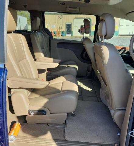 2C4RC1CG2FR531714 - 2015 CHRYSLER TOWN & COU TOURING L BLUE photo 11