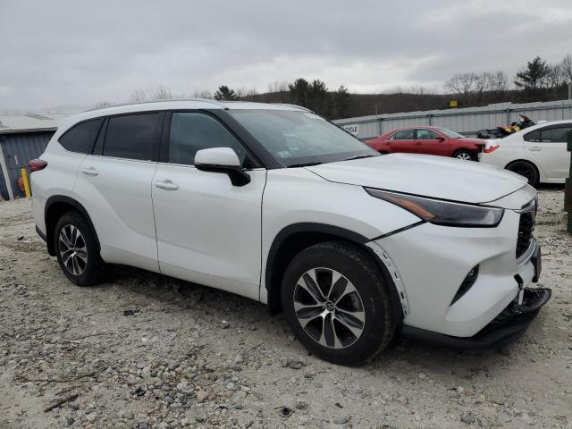 5TDGZRBH9NS193927 - 2022 TOYOTA HIGHLANDER XLE WHITE photo 4
