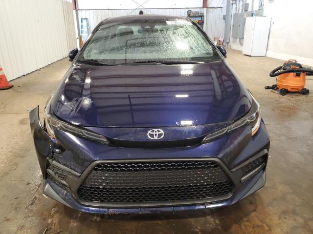 5YFS4RCE0LP036421 - 2020 TOYOTA COROLLA SE BLUE photo 5