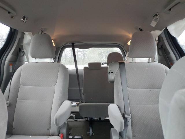 5TDKZ3DC5JS926624 - 2018 TOYOTA SIENNA LE Silber Foto 10