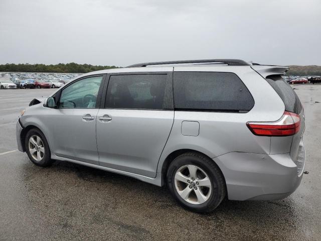 5TDKZ3DC5JS926624 - 2018 TOYOTA SIENNA LE Silber Foto 2