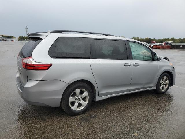 5TDKZ3DC5JS926624 - 2018 TOYOTA SIENNA LE Silber Foto 3
