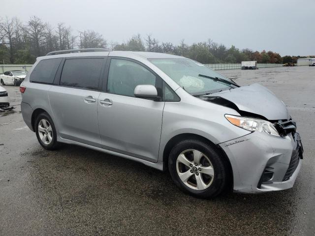 5TDKZ3DC5JS926624 - 2018 TOYOTA SIENNA LE Silber Foto 4