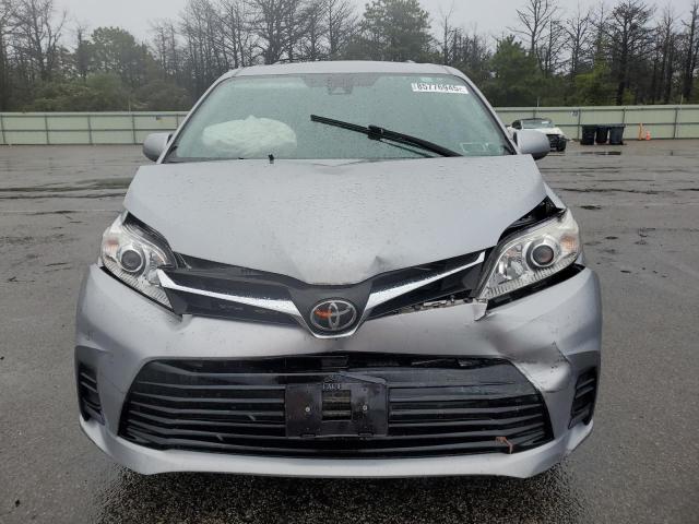 5TDKZ3DC5JS926624 - 2018 TOYOTA SIENNA LE Silber Foto 5