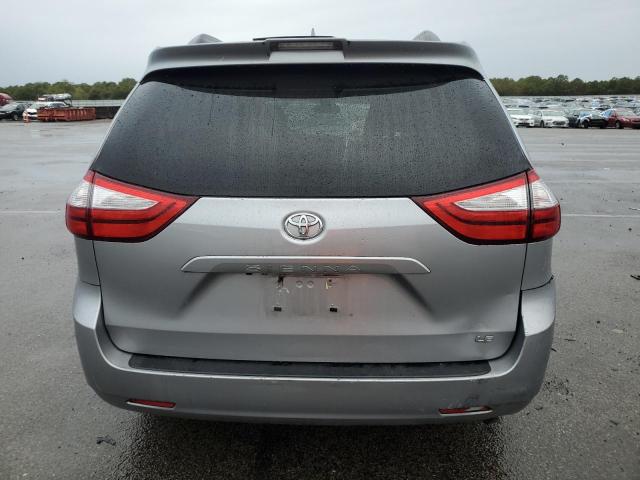 5TDKZ3DC5JS926624 - 2018 TOYOTA SIENNA LE Silber Foto 6