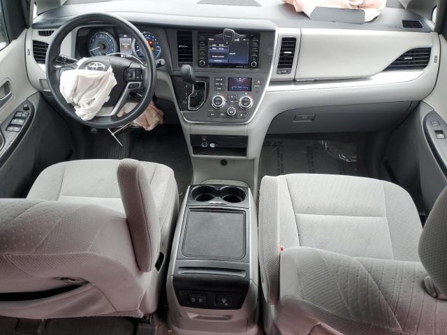 5TDKZ3DC5JS926624 - 2018 TOYOTA SIENNA LE Silber Foto 8