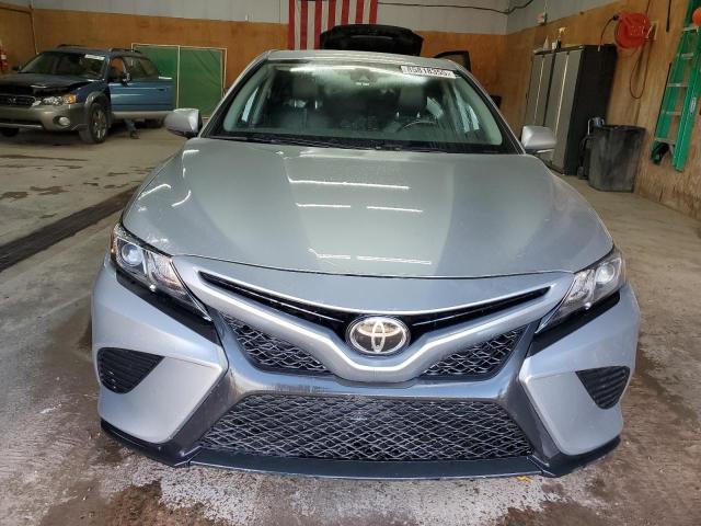 4T1G11AKXLU930224 - 2020 TOYOTA CAMRY SE SILVER photo 5