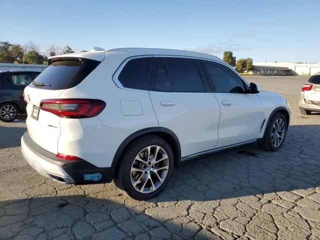 5UXTA6C06M9H64205 - 2021 BMW X5 XDRIVE45E WHITE photo 3