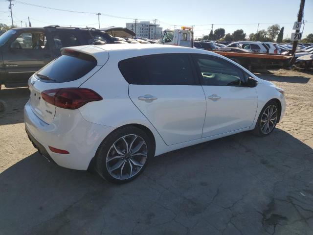 3KPFN5A39JE231294 - 2018 KIA FORTE EX WHITE photo 3