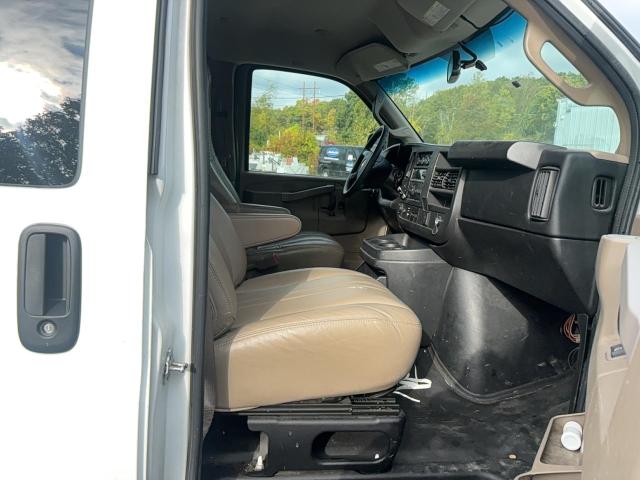 1GCWGAFG2G1188654 - 2016 CHEVROLET EXPRESS G2 WHITE photo 5