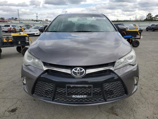 4T1BF1FK5HU336961 - 2017 TOYOTA CAMRY LE ნაცრისფერი ფოტო 5