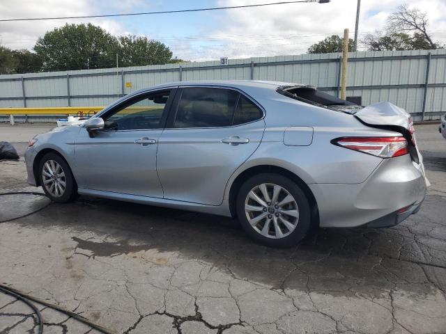 JTNB11HK0J3025820 - 2018 TOYOTA CAMRY L Gümüş foto 2