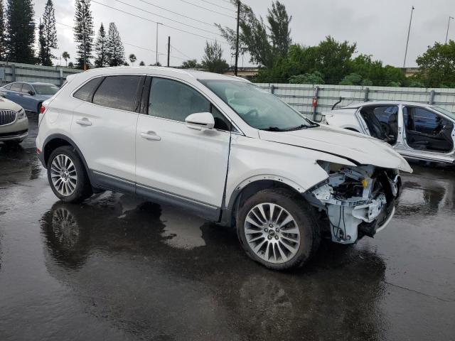 5LMCJ3C92HUL11058 - 2017 LINCOLN MKC RESERVE WHITE photo 4