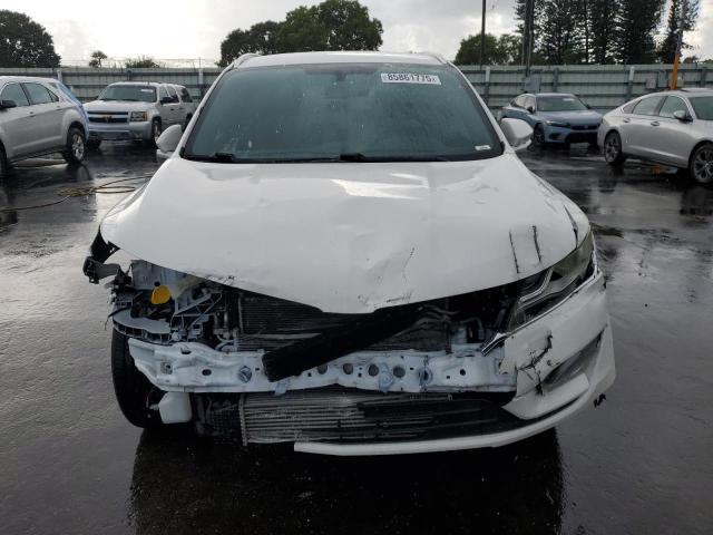 5LMCJ3C92HUL11058 - 2017 LINCOLN MKC RESERVE WHITE photo 5