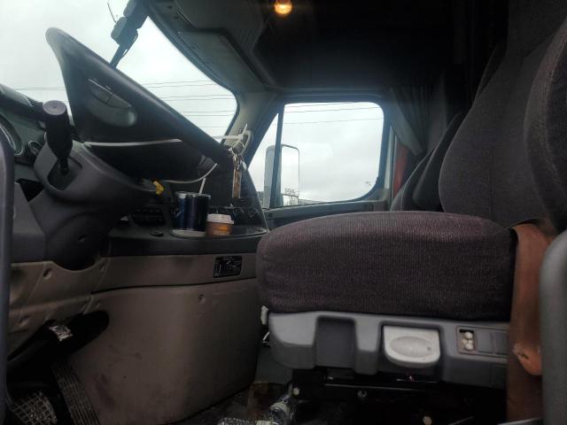 3AKJGLD53GSHA6553 - 2016 FREIGHTLINER CASCADIA 1 WHITE photo 5