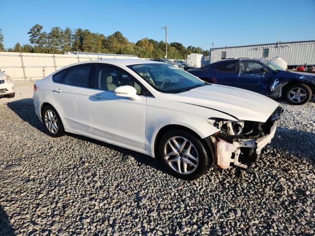 3FA6P0H71FR241894 - 2015 FORD FUSION SE WHITE photo 4