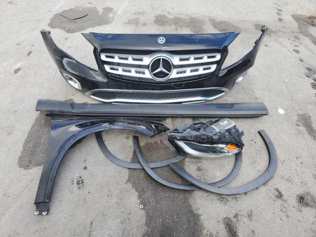 WDCTG4EB0KU003206 - 2019 MERCEDES-BENZ GLA 250 Schwarz Foto 13