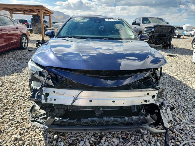 4T1G11BK0MU021800 - 2021 TOYOTA CAMRY SE BLUE photo 5