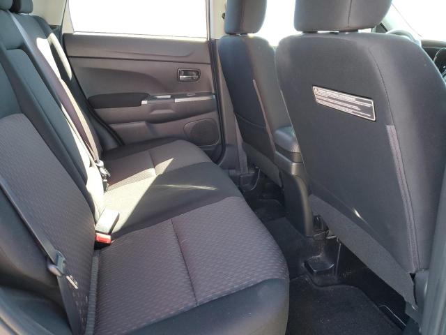 JA4AP3AU5JZ001929 - 2018 MITSUBISHI OUTLANDER ES WHITE photo 11