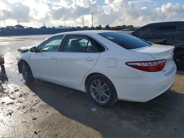 4T1BF1FK2FU048599 - 2015 TOYOTA CAMRY LE თეთრი ფოტო 2