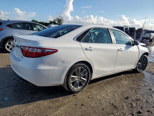 4T1BF1FK2FU048599 - 2015 TOYOTA CAMRY LE თეთრი ფოტო 3
