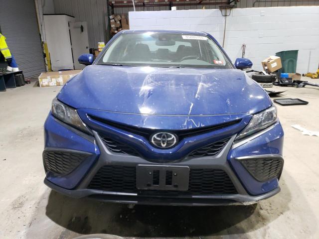 4T1T11BKXRU121442 - 2024 TOYOTA CAMRY SE NIGHT SHADE BLUE photo 5