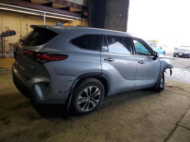 5TDGZRBH4MS110077 - 2021 TOYOTA HIGHLANDER XLE SILVER photo 3