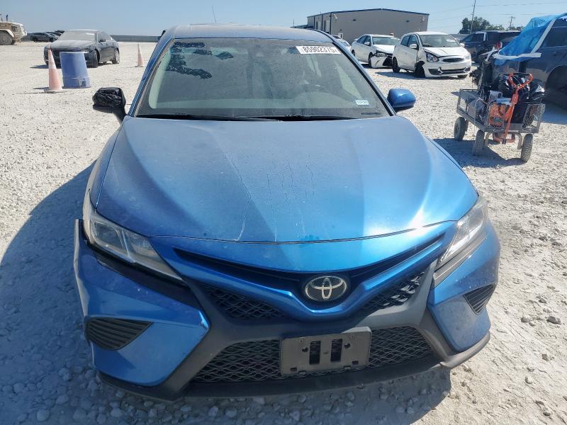4T1G11AK6LU302595 - 2020 TOYOTA CAMRY SE BLUE photo 5