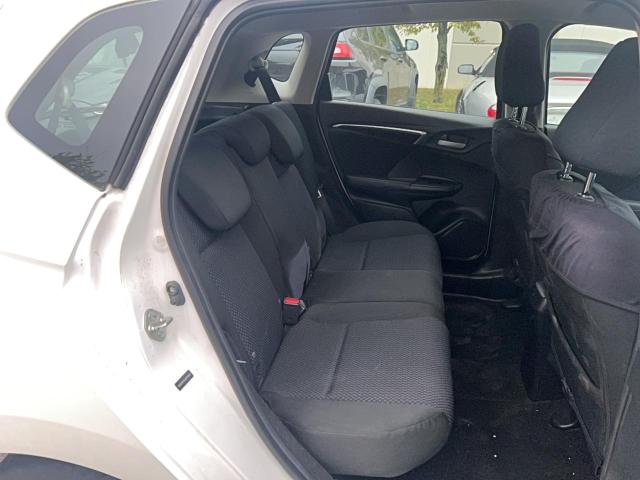 3HGGK5H46JM704023 - 2018 HONDA FIT LX WHITE photo 6