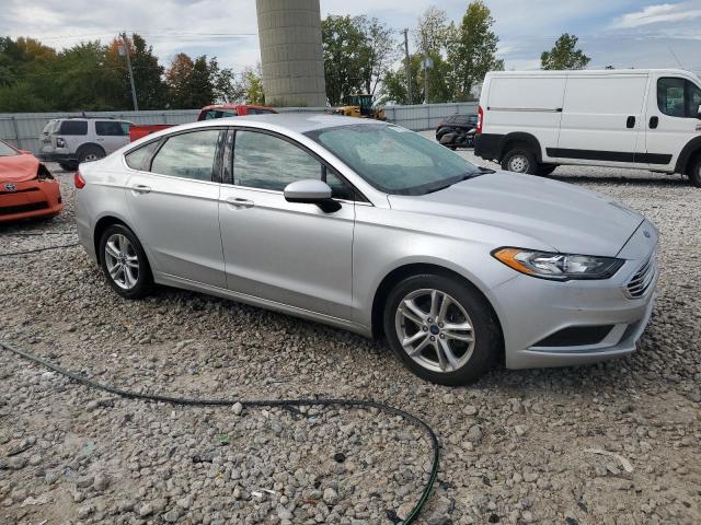 3FA6P0HD7JR256382 - 2018 FORD FUSION SE Argent photo 4