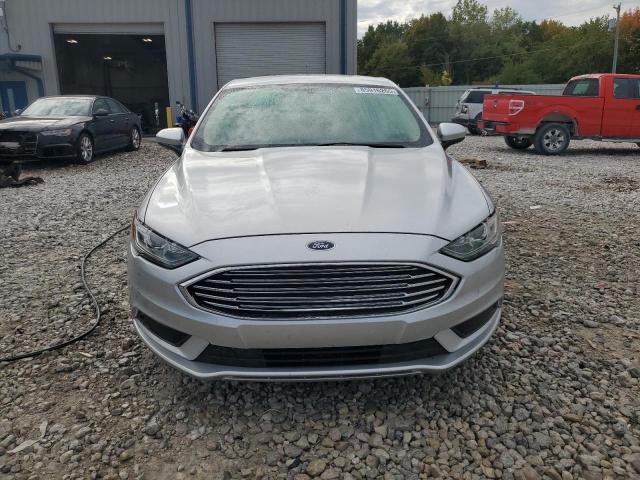 3FA6P0HD7JR256382 - 2018 FORD FUSION SE Argent photo 5