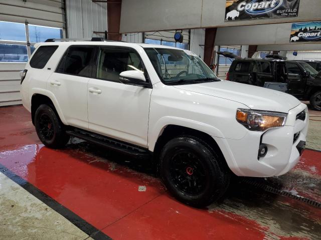 JTENU5JR3N6002099 - 2022 TOYOTA 4RUNNER SR5/SR5 PREMIUM WHITE photo 4