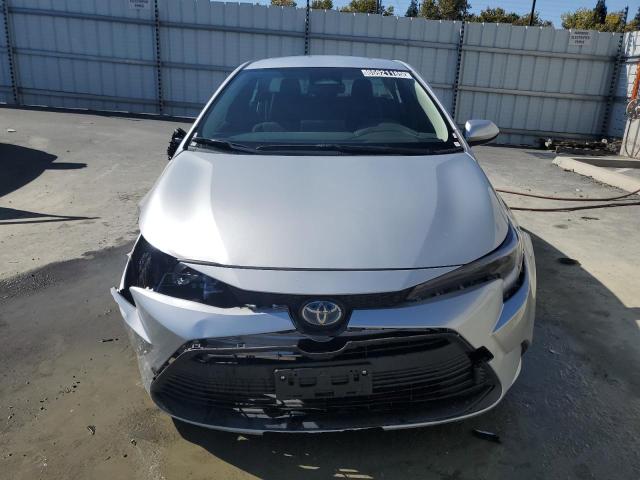 JTDBCMFE9S3080636 - 2025 TOYOTA COROLLA LE ვერცხლისფერი ფოტო 5