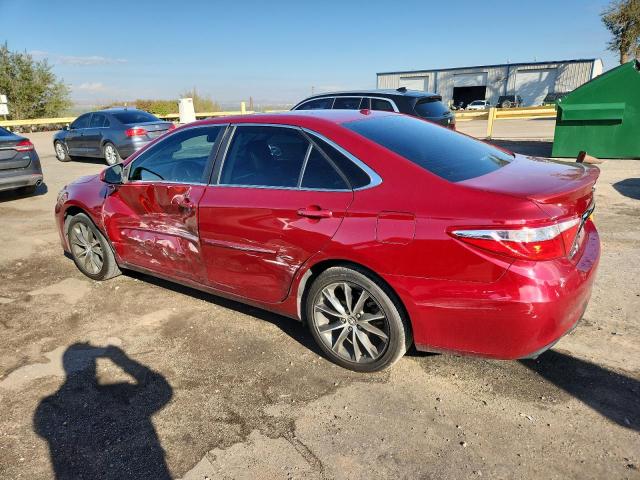 4T1BK1FK2FU557622 - 2015 TOYOTA CAMRY XSE RED photo 2