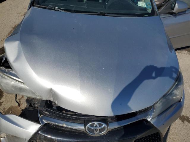 4T1BF1FK7HU686513 - 2017 TOYOTA CAMRY LE 银色 照片 11