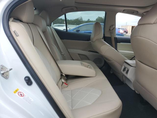 4T1BZ1HKXJU012365 - 2018 TOYOTA CAMRY XSE WHITE photo 10