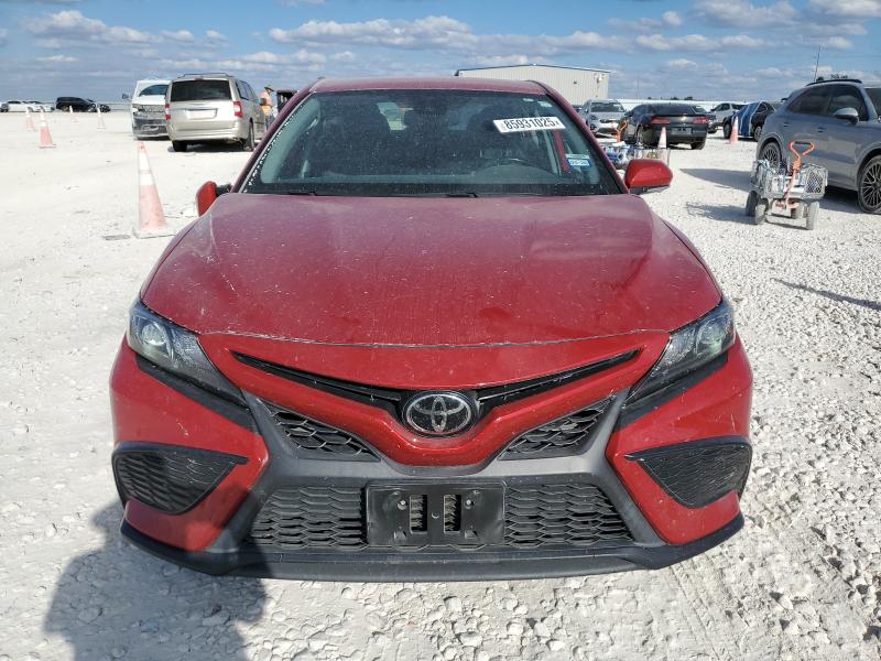 4T1T11AK8NU058689 - 2022 TOYOTA CAMRY SE Qırmızı foto 5