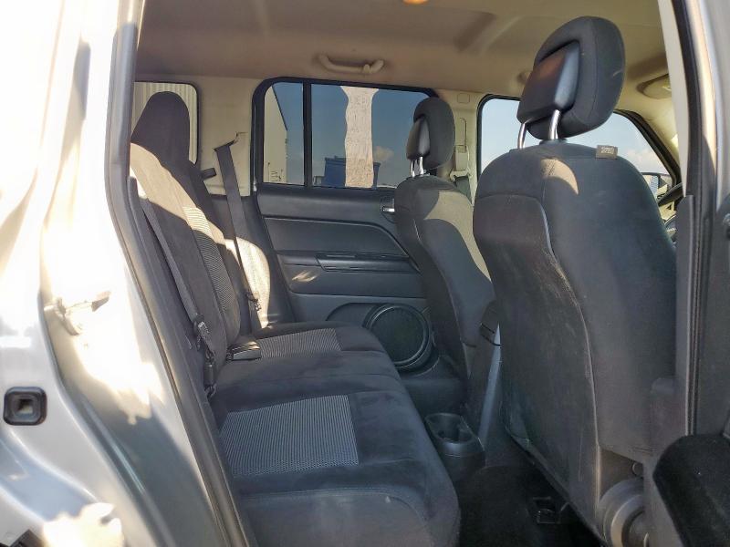 1C4NJPBA2FD178236 - 2015 JEEP PATRIOT SPORT SILVER photo 11