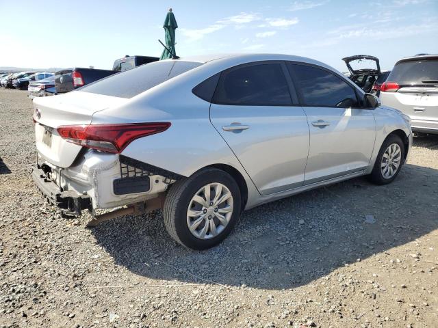 3KPC24A3XJE013645 - 2018 HYUNDAI ACCENT SE Күміс фото 3