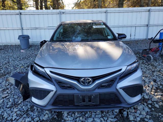 4T1T11BK5PU105436 - 2023 TOYOTA CAMRY SE NIGHT SHADE SILVER photo 5